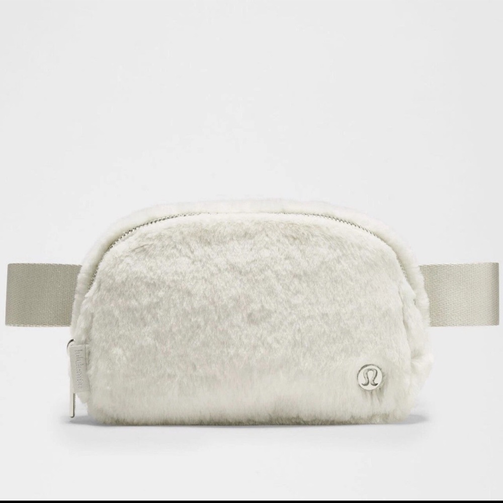 NWT Everywhere Belt Bag Plush Fleece 1L 🤍